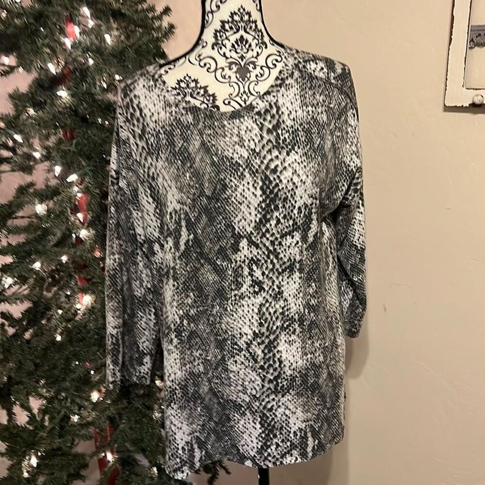 black and white snakeskin pattern Women's Top No tag no size